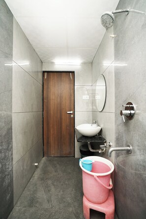 Shower, rainfall showerhead, free toiletries, towels