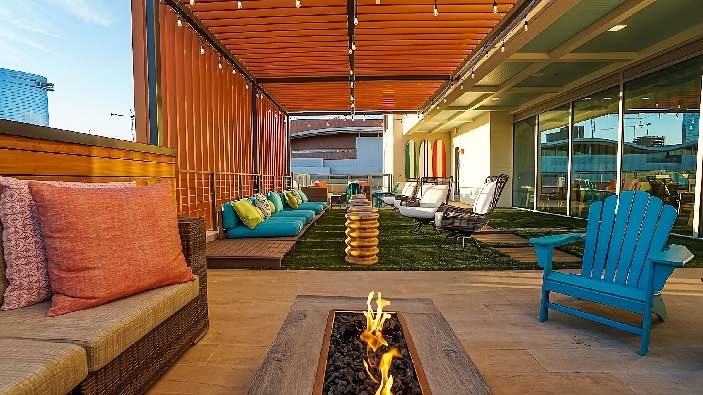 Embrace Nashville Dreams! 3 Roomy Suite, LIVE Music Entertainment and Pool!