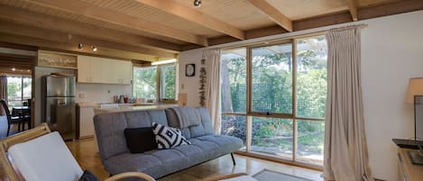 Télévision, lecteur de DVD, table de tennis de table, vidéothÚque