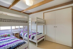 3 bedrooms, iron/ironing board, WiFi, bed sheets