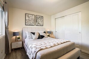 2 bedrooms, iron/ironing board, WiFi, bed sheets - Bellevue's townhome btw T-mobile & Microsoft HQ (Bellevue)