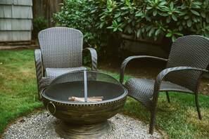 Property grounds - Charming Renovated Cottage, Perfect Location, Walk to Everything, Across From Park & Cultural Center (Newberg)