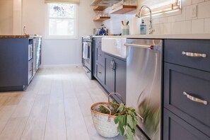 Fridge, microwave, dishwasher, coffee/tea maker - Charming Renovated Cottage, Perfect Location, Walk to Everything, Across From Park & Cultural Center (Newberg)