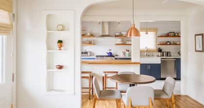 Charming Renovated Cottage, Perfect Location, Walk to Everything, Across From Park & Cultural Center