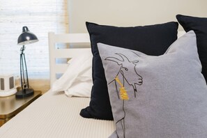 Unclassified image, 2 of 22, button