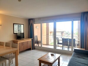 TV - CAP HERMES Magnificent air-conditioned accommodation sleeps 6 Sea view direct access to the beach with parking in the basement (Fréjus)