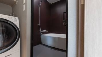 Bañera y ducha independientes y artículos de higiene personal gratuitos