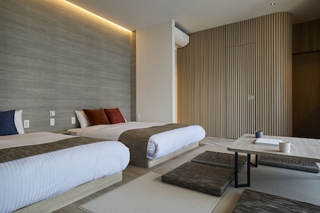 传统双床房 | 客房内保险箱、办公桌、免费 WiFi、床单