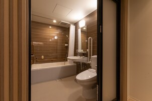 Bañera y ducha independientes, artículos de tocador gratuitos