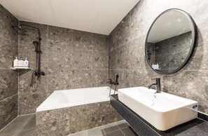 Deluxe Room | Bathroom | Free toiletries, hair dryer, bathrobes, slippers - Arden Hotel (Cheonan)