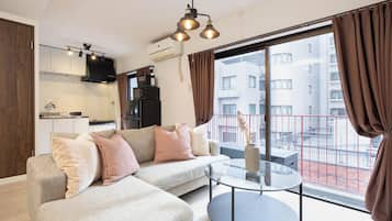 Comfort Quadruple Room (Arita heights namba 505) | Ruang tamu | 50 inci televisyen skrin rata dengan digital, TV