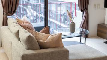 Comfort Quadruple Room (Arita heights namba 505) | Ruang tamu | 50 inci televisyen skrin rata dengan digital, TV