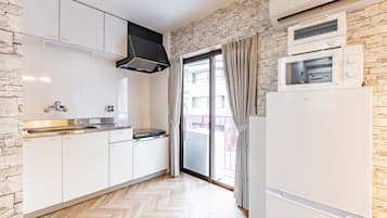 Basic Quadruple Room | Dapur peribadi | Peti sejuk mini, ketuhar gelombang mikro, pembakar roti, periuk nasi