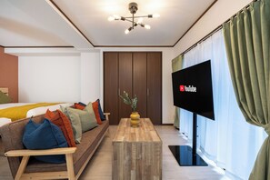 アリタハイツ難波 206 | リビング エリア | 50 インチの薄型テレビ (デジタル放送視聴可)、テレビ