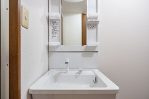 Estudio de diseñador, 2 habitaciones (Arita heights Namba 501) | Baño | Tina y regadera independientes y amenidades de baño gratuitas 