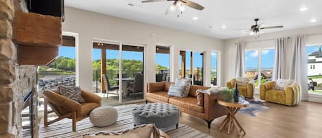 Televisión, chimenea y videojuegos