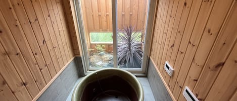 Baignoire et douche séparées, serviettes fournies