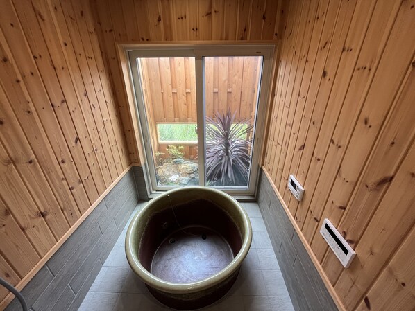 Bañera y ducha independientes, toallas