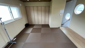 A room with a checkered floor, wooden wardrobe, and a window with a view. - shirahamakashibesso ss2-76 (Shirahama)