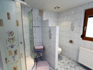 Shower - Comfortable apartment with large balcony and pool (Liebenfels)
