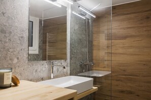 Shower, hair dryer, towels, soap - Stunning 2BR Apartment in Lycabettus (Athens)