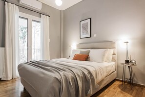 2 quartos, escrivaninha, ferros/tábuas de passar roupa