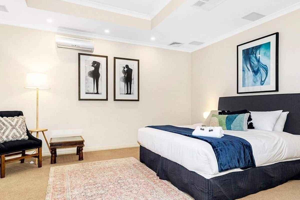 Deluxe 4 Bedroom House | 2 bedrooms, bed sheets