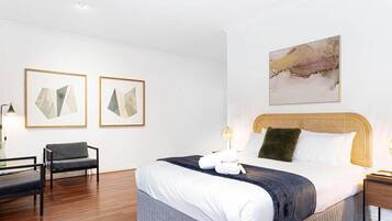 2 عدّة غرف نوم وملاءات أسرّة