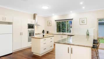 Deluxe 4 Bedroom House | Cuisine privée | Réfrigérateur, micro-ondes, plaque de cuisson, grille-pain