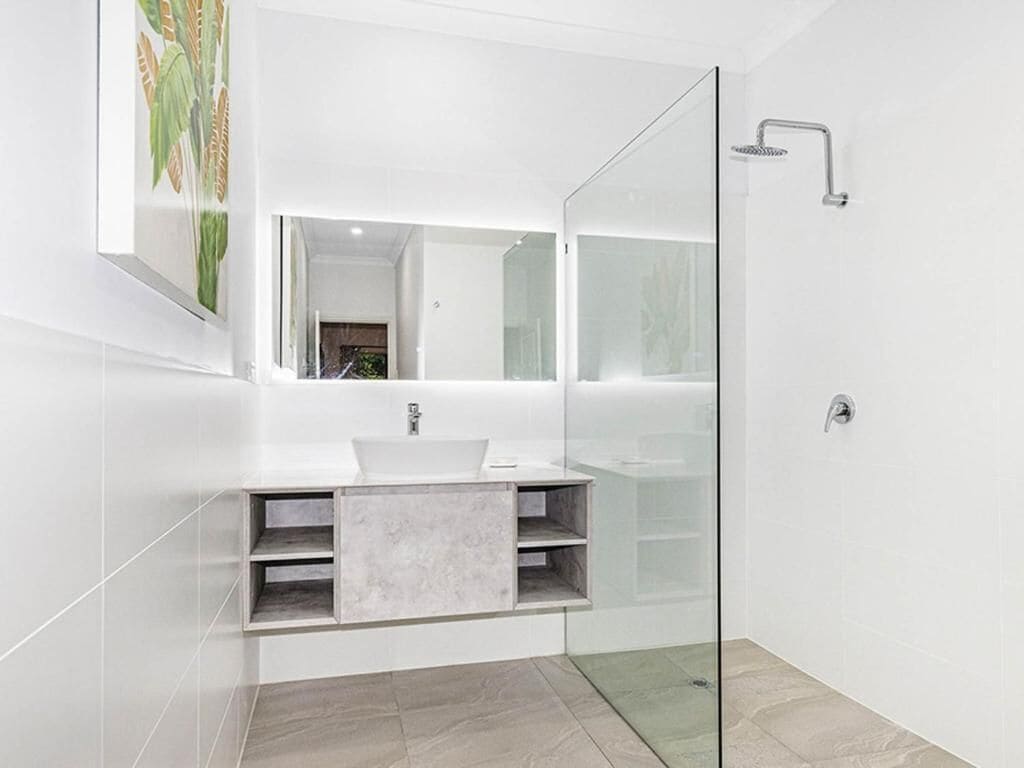 Deluxe 1 Bedroom Cabin | Bathroom | Free toiletries, towels, toilet paper