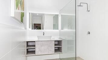 Deluxe 1 Bedroom Cabin | Bathroom | Free toiletries, towels, toilet paper