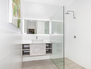 Cabaña Deluxe | Baño | Artículos de higiene personal gratuitos, toallas y papel higiénico