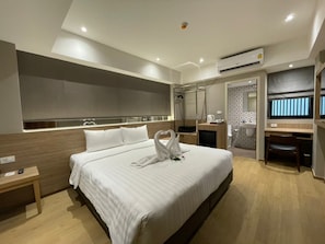 Standard Room, 1 Double Bed, Non Smoking | Free minibar items, in-room safe, desk, laptop workspace