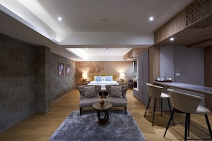 Deluxe Room, 1 Katil Kelamin (Double), Non Smoking | Item bar mini percuma, peti besi dalam bilik, meja