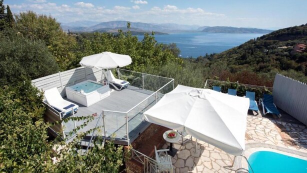 A rooftop pool area with a clear view of the sea and mountains. - Villa Anastasia in Corfu (Corfu)