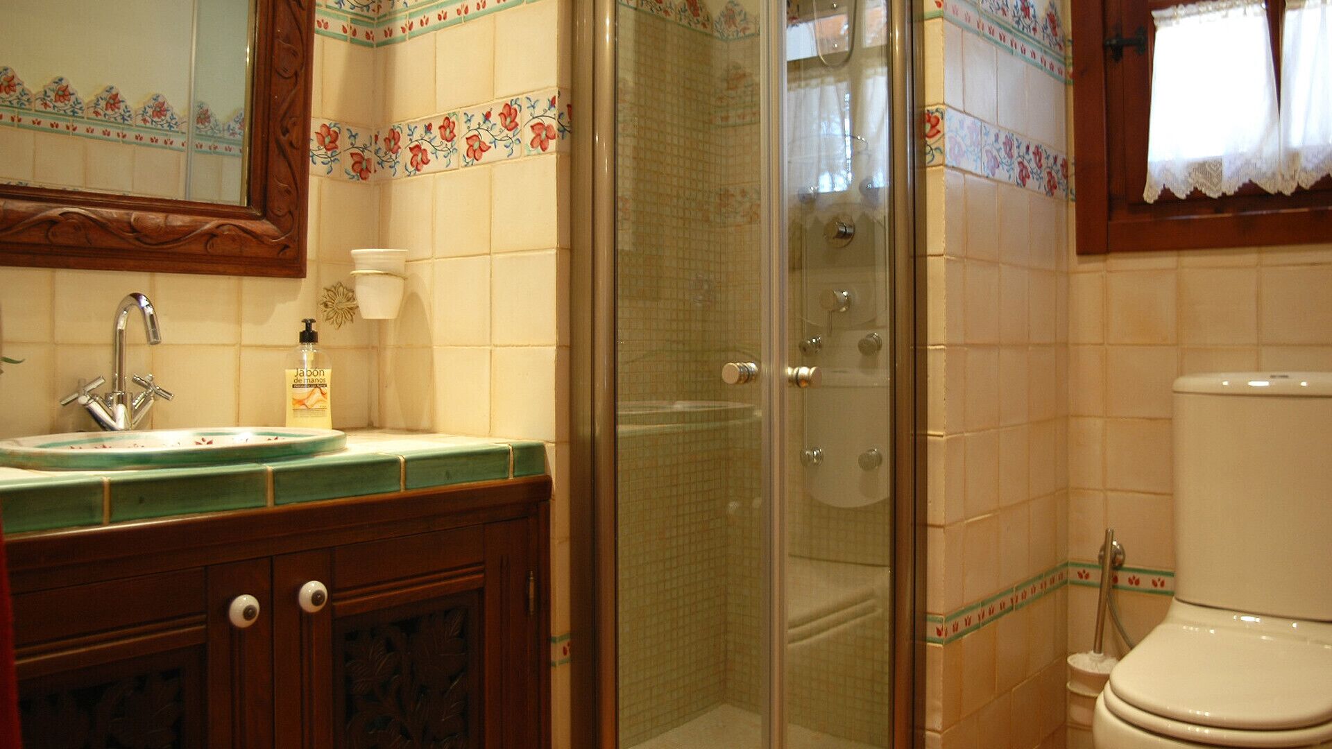 Combined shower/tub, towels
