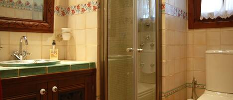 Combined shower/bathtub, towels