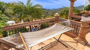 A hammock on a balcony with a view of the sea and hills. - Villa Mirador de Frigiliana (Frigiliana)