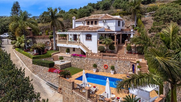 A large white villa with a swimming pool, stone walls, and a well-maintained garden. - Villa Mirador de Frigiliana (Frigiliana)