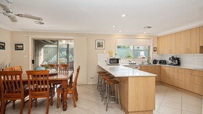 Fridge, microwave, oven, stovetop - Beachcomber - The Perfect Beach Getaway (Mollymook Beach)