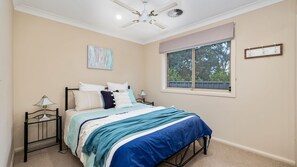 4 bedrooms, free WiFi, bed sheets - Beachcomber - The Perfect Beach Getaway (Mollymook Beach)