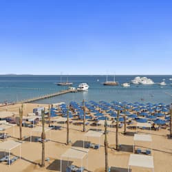 Spiaggia privata, un bar sulla spiaggia