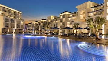 4 outdoor pools, pool umbrellas, sun loungers