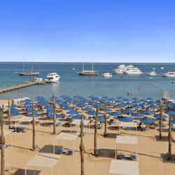 Spiaggia privata, un bar sulla spiaggia