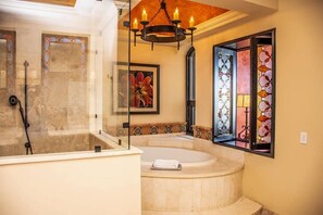 Een douche, een bubbelbad, een haardroger, handdoeken