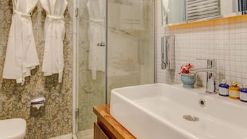 Douche, douche à « effet pluie », sÚche-cheveux, chaussons
