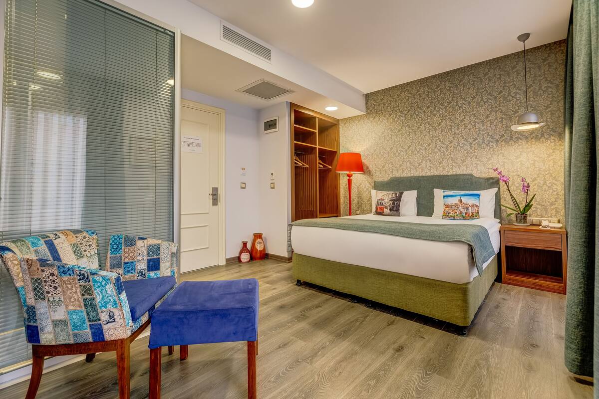 Une chambre à coucher comprenant un lit, une chaise, une table de chevet et une armoire.