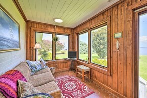 TV, table football, books - Family Getaway w/ Pier on Currituck Sound (Currituck)