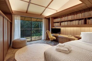 6 bedrooms, iron/ironing board, WiFi, bed sheets