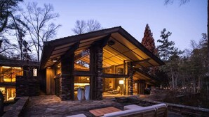 A log cabin with a stone exterior, a covered patio, and a stone fireplace. - Hunter House - Hot tub & movie theater (Memphis)